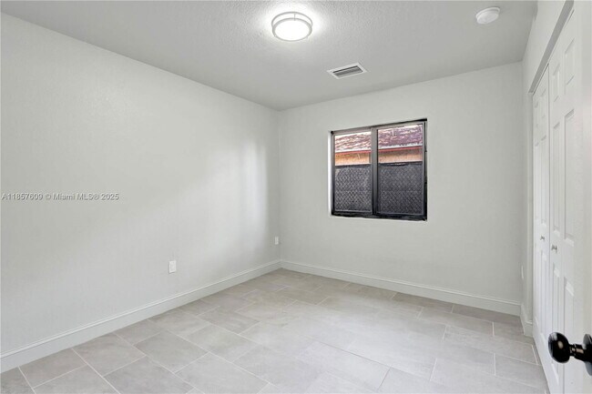 Building Photo - 861 NW 6th Ave