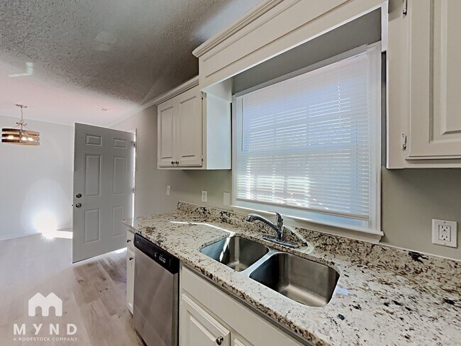 Foto del edificio - 512 Basswood Way