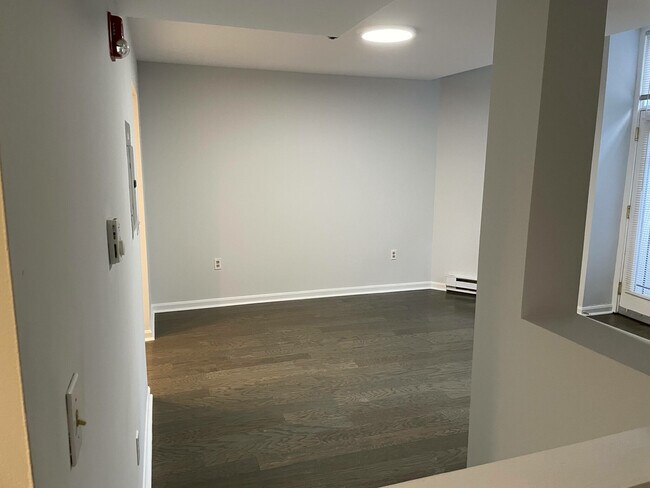 Building Photo - 62 Queensberry St