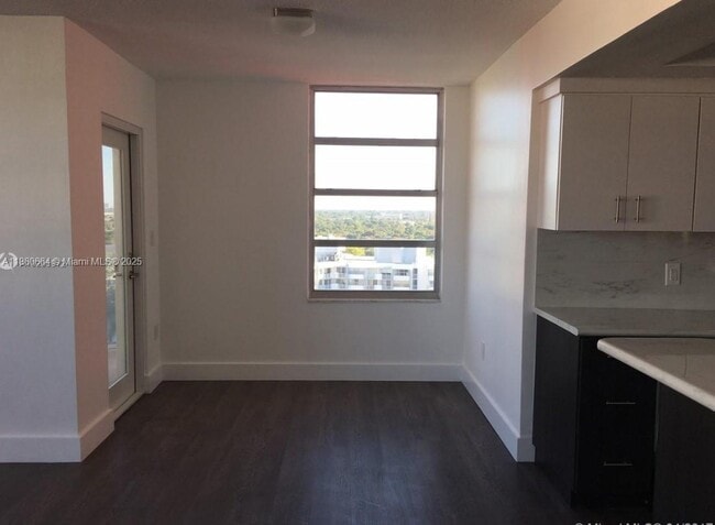 Building Photo - 1301 NE Miami Gardens Dr