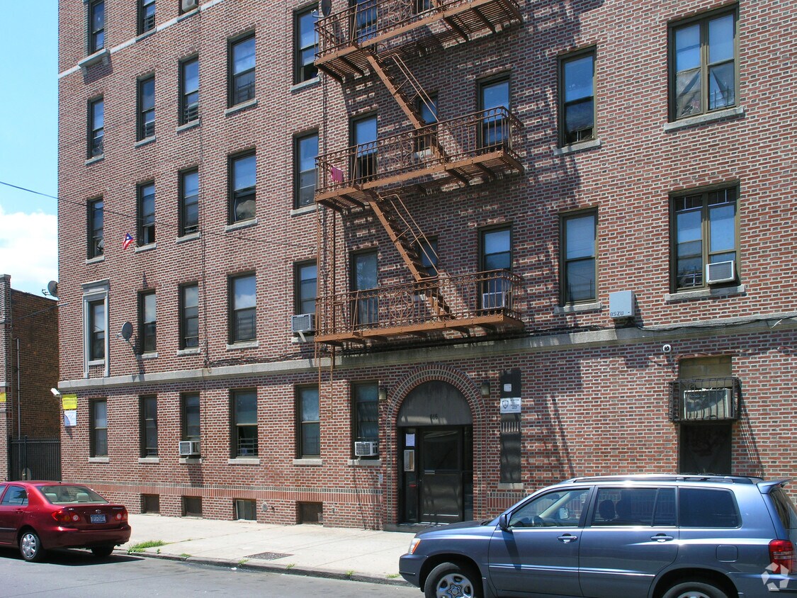 Foto del edificio - 645 Van Nest Ave