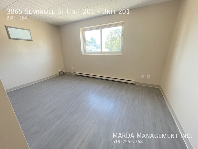 Building Photo - BRIGHT & SPACIOUS 2BEDROOM/1BATH UNIT ON S...