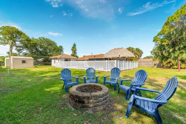 Building Photo - 2550 SE Calais St