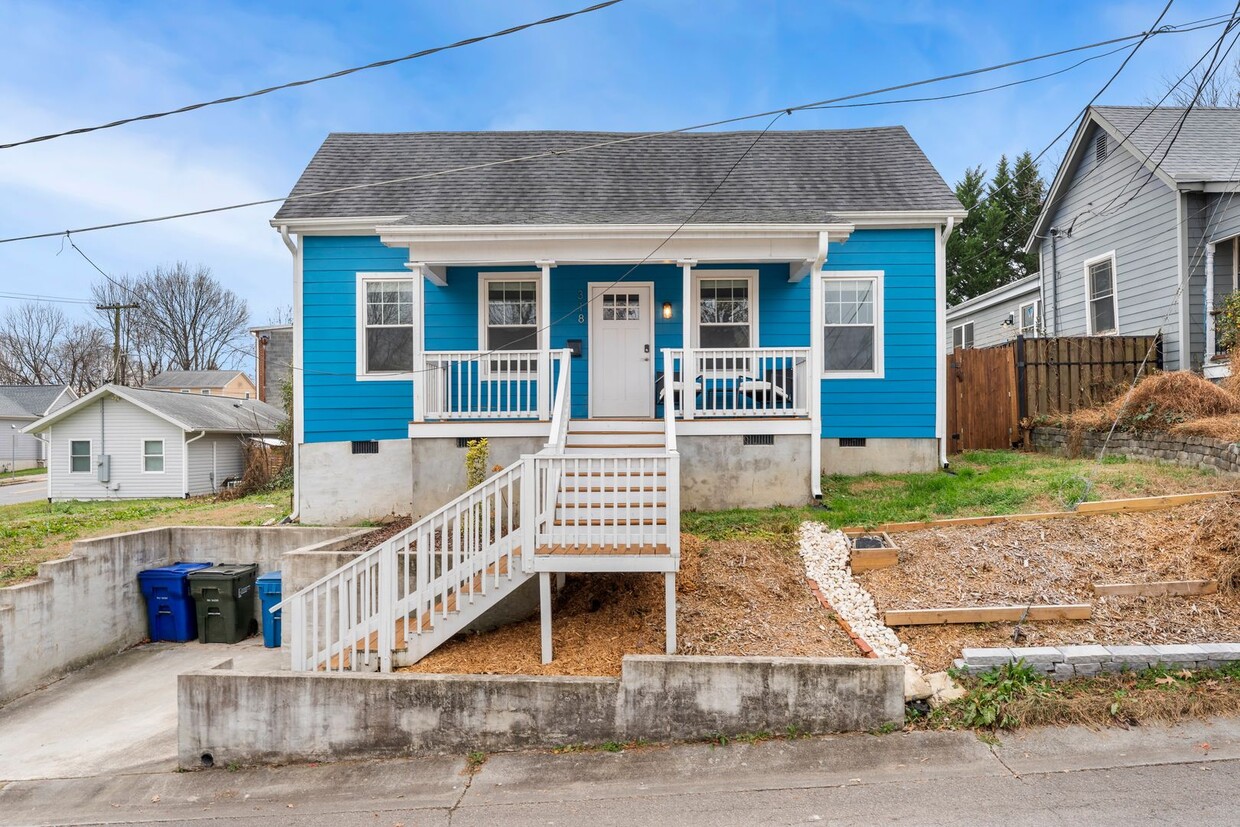 Primary Photo - Cheery downtown bungalow with stunning fin...