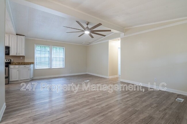 Foto del edificio - 253 Cedarcrest Rd