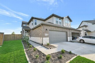 Building Photo - 21047 Bay Vlg Dr