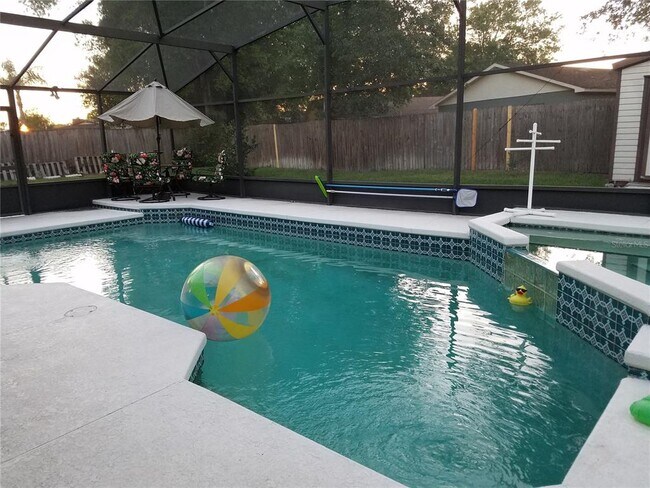 Foto del edificio - 1323 Sweetwood Blvd