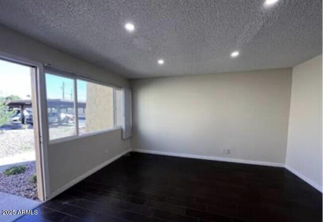 Foto del edificio - 8055 E Thomas Rd