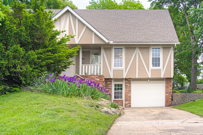 Building Photo - 1305 La Chateau Dr