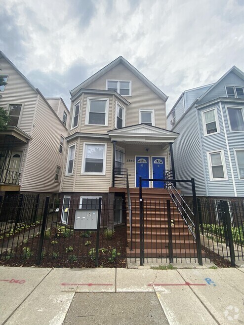 Building Photo - 3840 W Diversey Ave