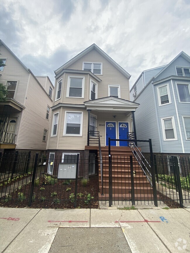 Building Photo - 3840 W Diversey Ave