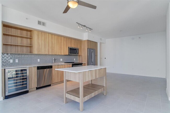 Foto del edificio - 2150 N Bayshore Dr