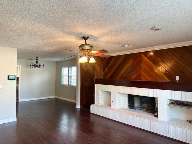 Building Photo - 3305 Dentcrest Dr