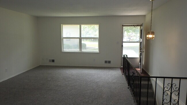 Building Photo - Rental Ready- Townhome in Raytown - 3bed 1...