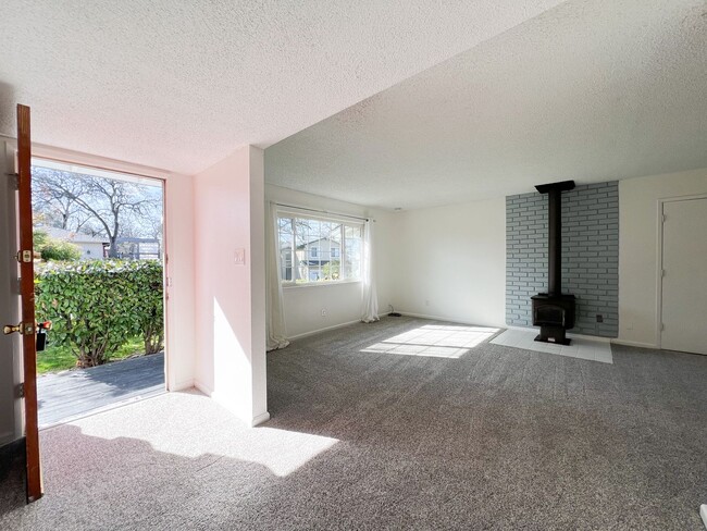 Building Photo - Corner Lot 3/2 in El Dorado Hills