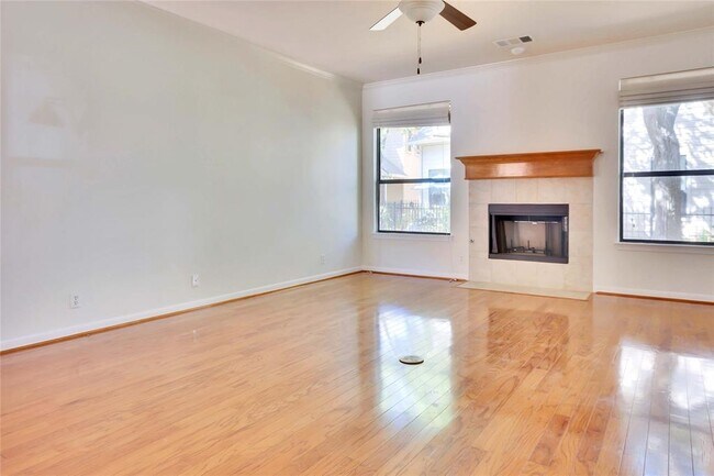 Foto del edificio - 4221 Wild Iris Ln