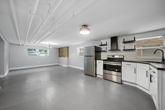 Building Photo - 2726 N Harding Ave