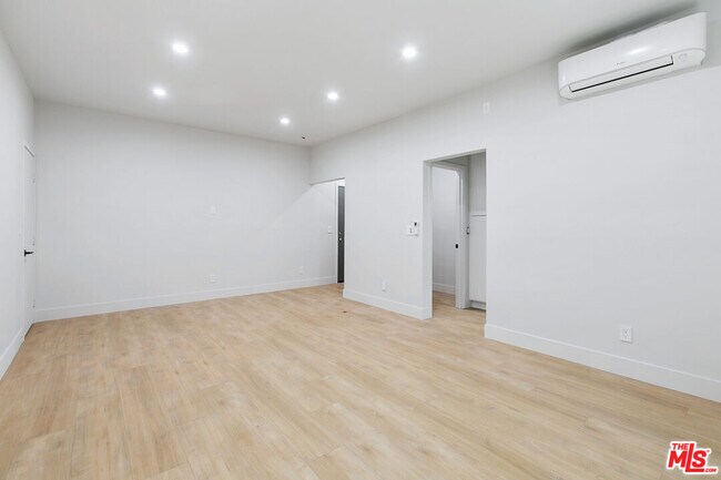 Foto del edificio - 7229 Willoughby Ave