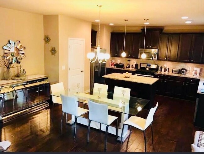 Foto del edificio - 3911 Kingfisher Dr