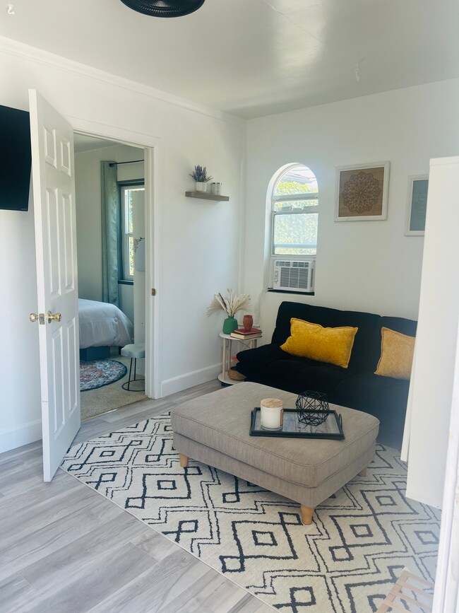 Foto del edificio - 665 N San Antonio Ave