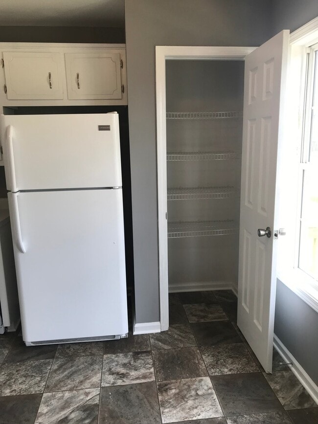 Building Photo - 3 Bedroom Pet Friendly Home For Rent!