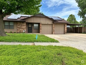 Building Photo - 401 W Hillcrest Dr