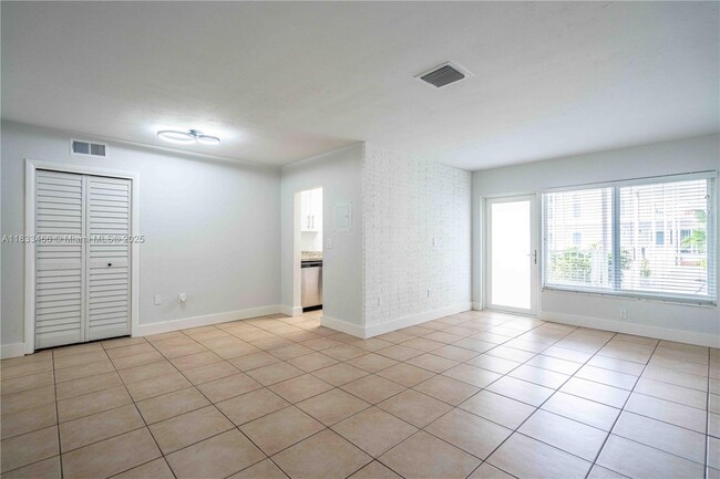 Building Photo - 1940 Biarritz Dr