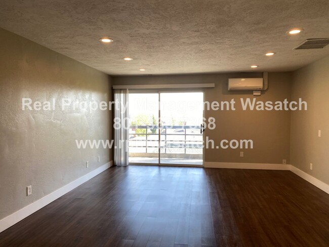 Building Photo - Come See This 2 Bedroom 1 Bathroom Downtow...
