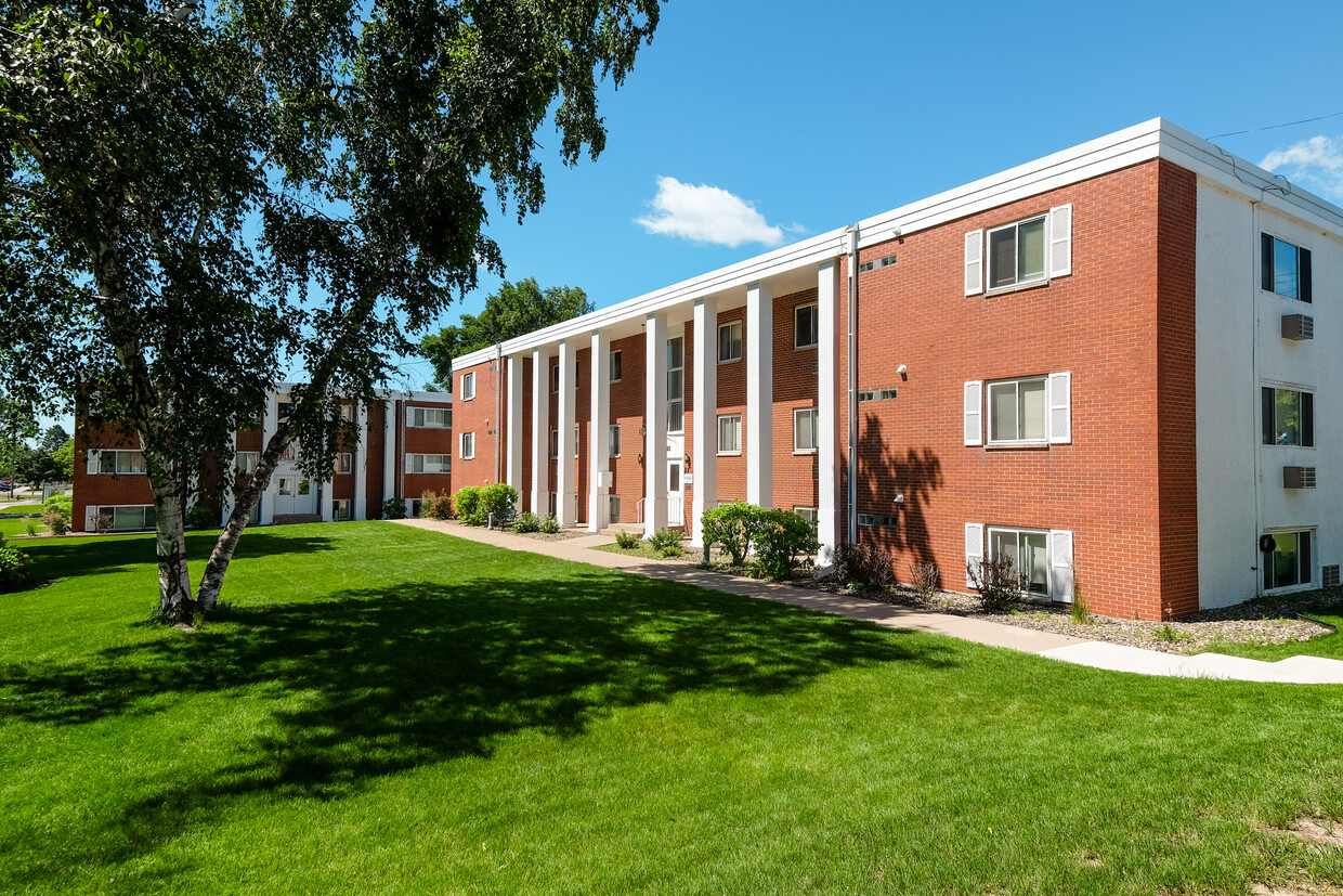 Primary Photo - Colonial Court Apartments