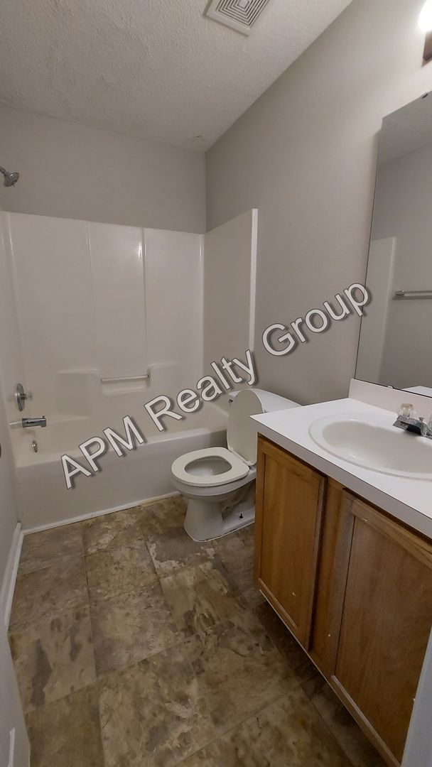 Building Photo - 303 Castle Ridge Dr