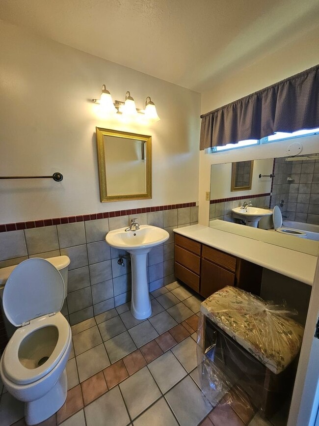 Building Photo - Beautiful 3 bedroom home on Naniakea St