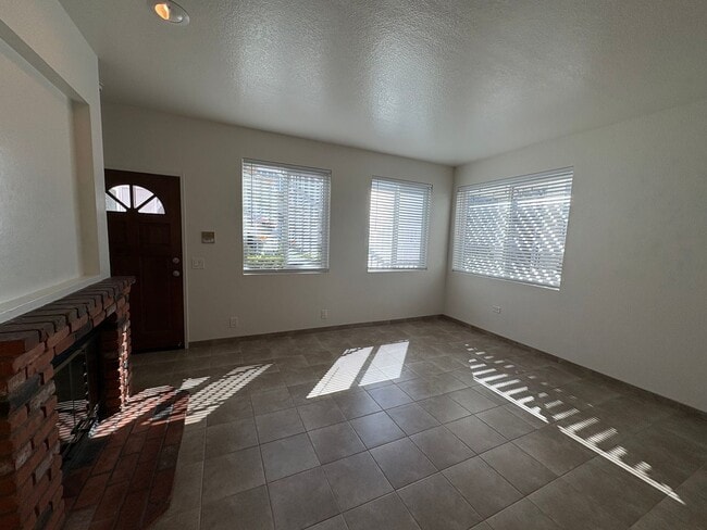 Foto del edificio - Coastal Living in Gated Point Loma  Community