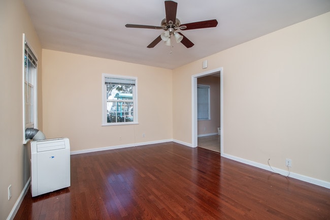Foto del edificio - 5107 Overland Ave