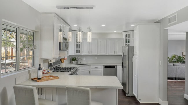 Building Photo - 7548 Margerum Ave