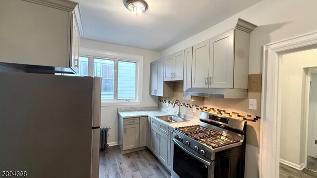 Foto del edificio - 56 Lindsley Pl