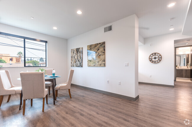 Dining Room - 552 N Hobart Blvd