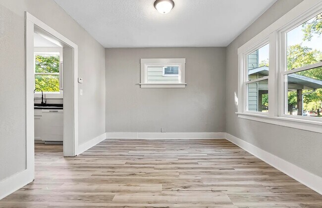 Building Photo - 2051 Thompson Ave