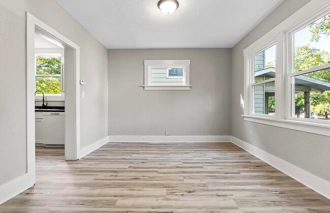 Foto del edificio - 2051 Thompson Ave
