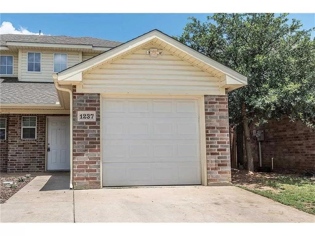 Primary Photo - 1237 Village Garden Dr