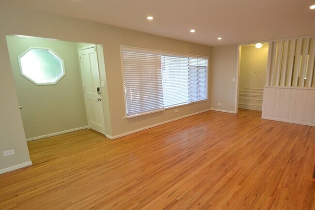 Foto del edificio - 23221 Burbank Blvd