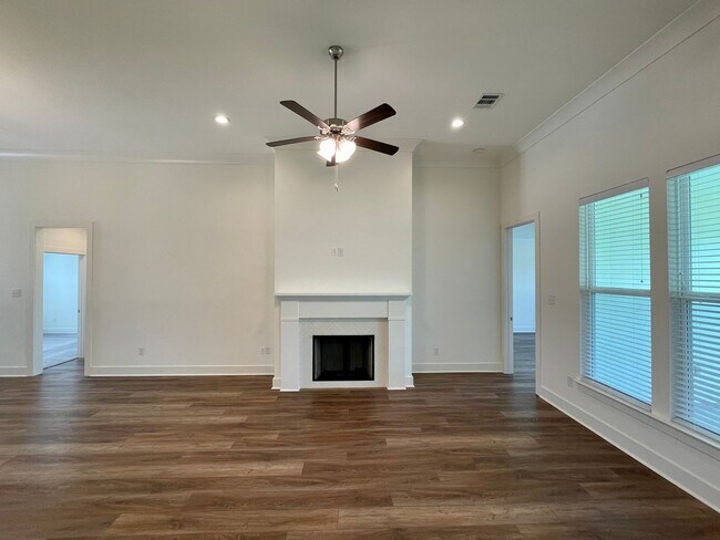 Foto del edificio - Beautiful 4 bedroom with Lake views. $500 off first month with 30 day move in**