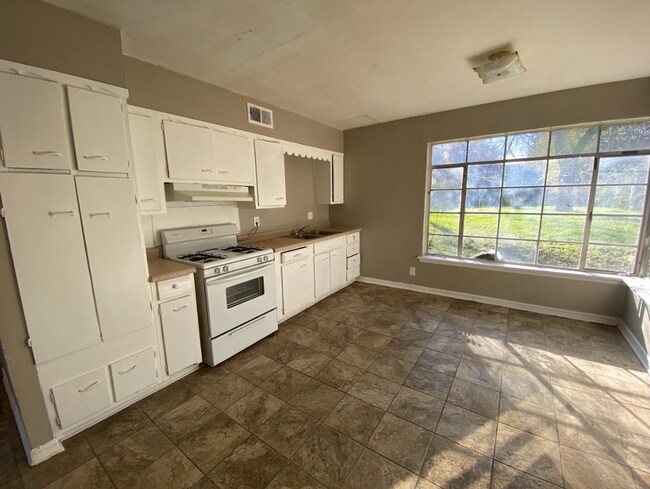 Foto del edificio - 3 Bedroom House Available in OKC