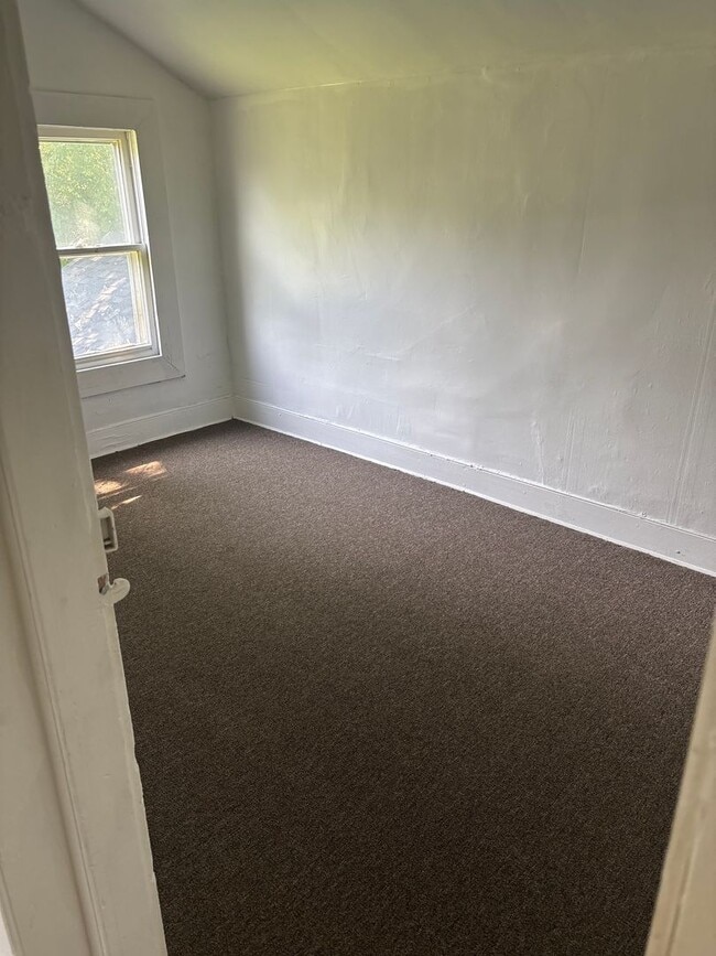 Building Photo - SPACIOUS 4 BEDROOM HOME READY TO WELCOME YOU