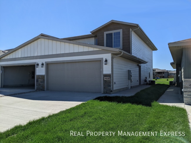 Building Photo - 3 Bedroom 2.5 Bathroom Single Family Townhome
