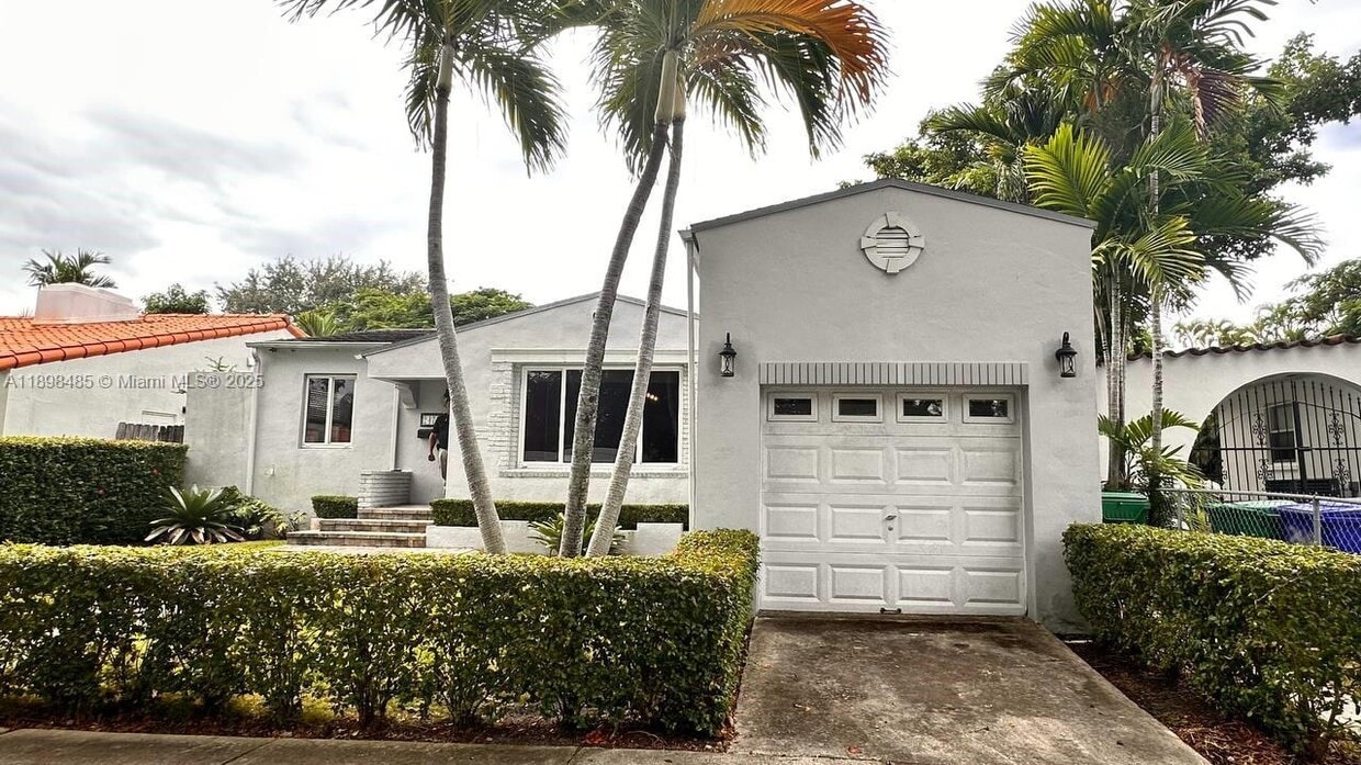Foto principal - 2474 SW 24th Ter