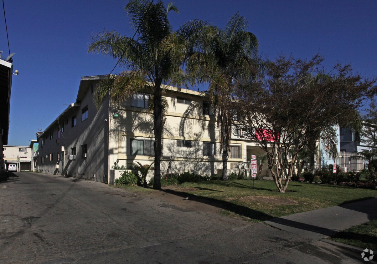 Building Photo - Sandpiper Apartments