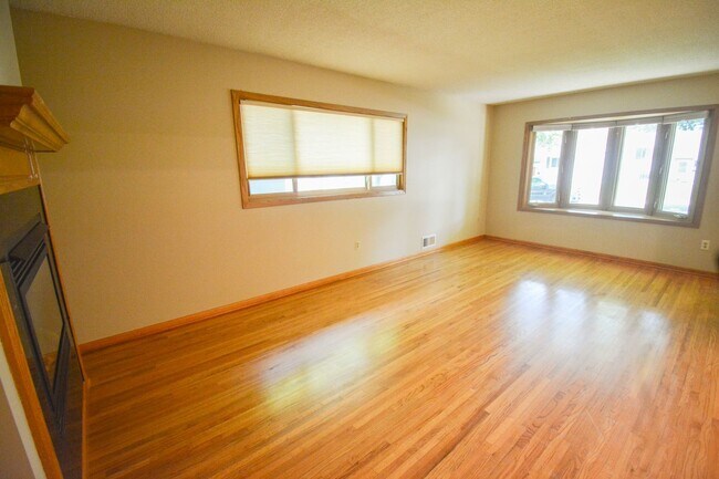 Building Photo - Beautiful, spacious, 3 bedroom, home in gr...