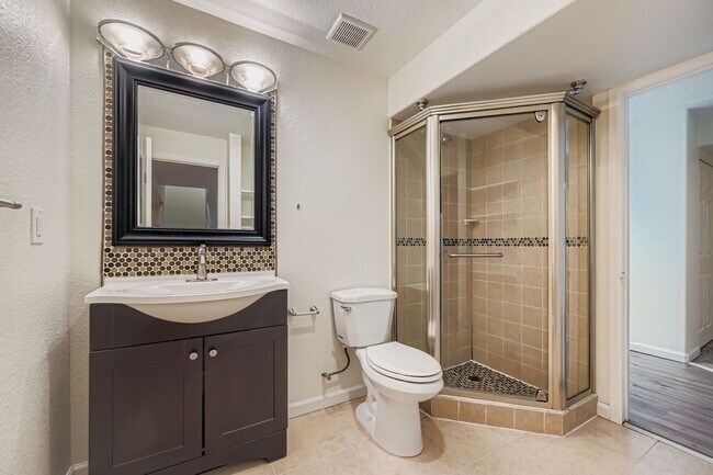 Foto del edificio - Spacious 5-Bedroom Home with Finished Base...