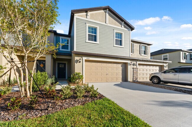 Foto del edificio - Absolutely stunning 3 BR /2.5 Bath / 2 Car Garage + LOFT townhome in ultra-modern and green-focus...