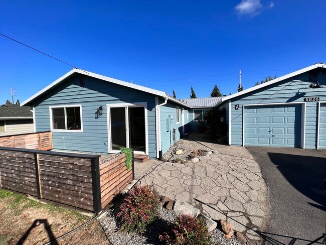 Building Photo - Duplex Must See Stunning Updated 2BR/1BA/1 car garage Avail. June 5th